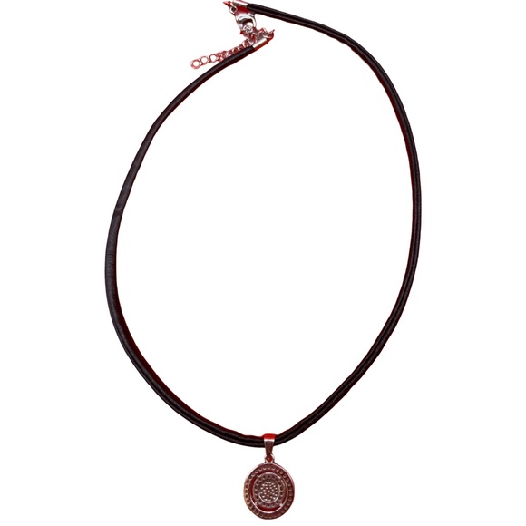 Elegant Silver and Black Pendant Necklace 17 inches - Picture 2 of 4